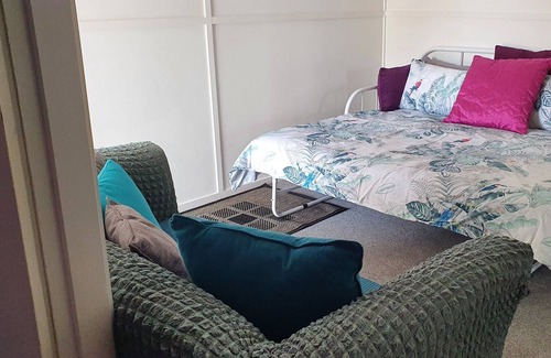 Mount Morgan Apartment | Golden Mt Rest Townside, 6 Guest's