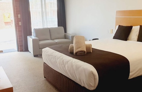 Strathdale Hotel | Golden Reef Motor Inn