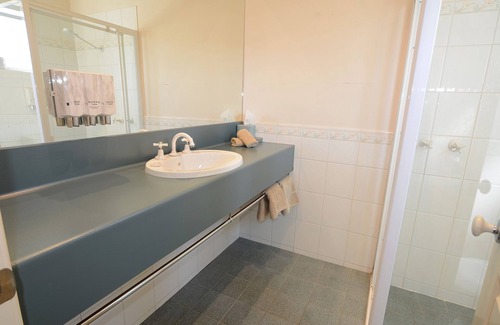 Strathdale Hotel | Golden Reef Motor Inn