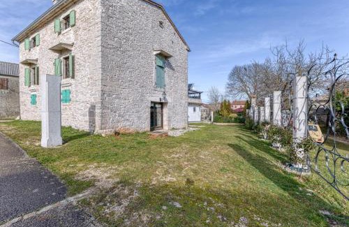 Katun Lindarski House | Golden Roots Estate