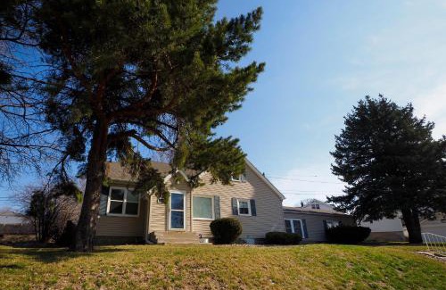 Sioux City Apartment | Golf Course Views House