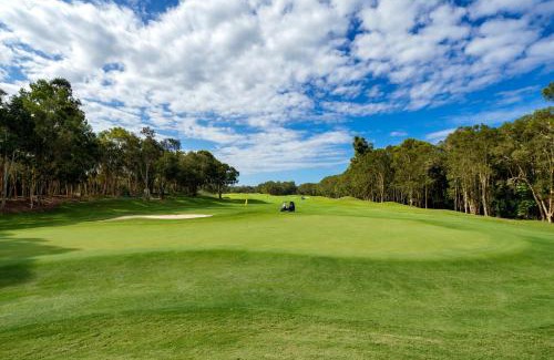 Twin Waters Apartment | Golf Getaway Close to the Beach in Twin Waters