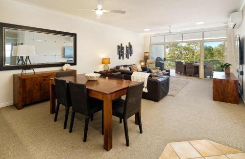 Twin Waters Apartment | Golf Getaway Close to the Beach in Twin Waters