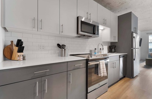 River North Apartment | Goose Island Gem, Stay & Connect, In a 4BR