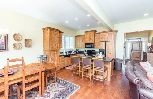 Eden House | Gorgeous 3-story home, private hot tub
