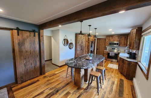 Hudson House | Gorgeous 5 bed Remodel near Downtown Hudson for Groups!