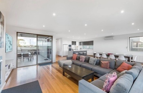 Torquay House | Gorgeous 5 Bedroom - Golf Course Views