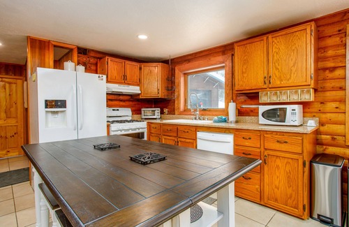 Anchorage House | Gorgeous cabin home with private hot tub, private washer/dryer, & gas fireplace