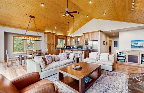 Truckee House | Gorgeous dog-friendly home w/private hot tub, shared pool & mountain views