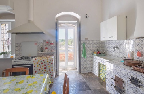 Donnafugata House | Gorgeous home in Ragusa with kitchen