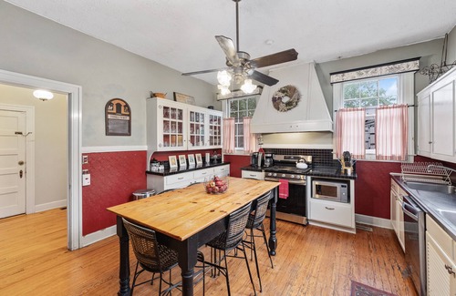 Wilmington House | Gorgeous, HUGE 5 bedroms, 3.5 bath, 4000 Sq ft Sunlit Beauty, Downtown