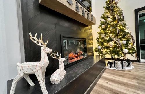 Kimberling City House | Gorgeous Lakefront Lodge with Free canoes, kayaks, pickleball, volleyball and much more!