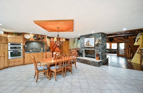 Mokena House | Gorgeous Log Home in Chicagoland!
