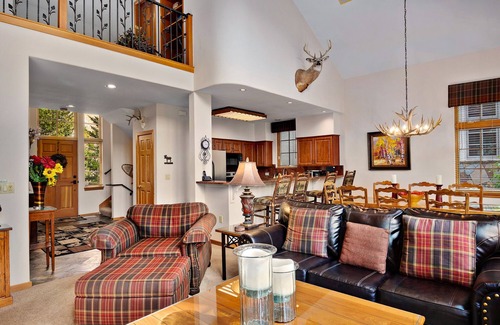 Avon House | Gorgeous single family residence on the golf course w/private hot tub and AC!