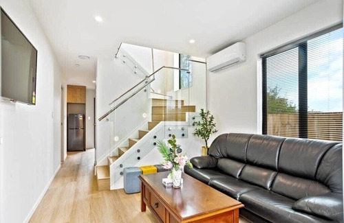 Mangere House | Gorgeous Three Bedroom Home with Free Parking