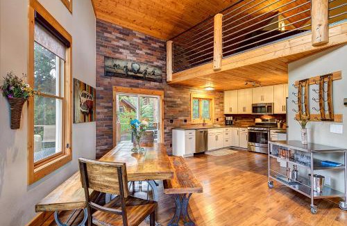 Blue River House | Gorgeous updated mountain home just minutes from the slopes, private hot tub, pool table!