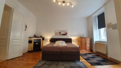 Schottenfeld Apartment | Gorgeous Viennese Apartment 10 min to City Center