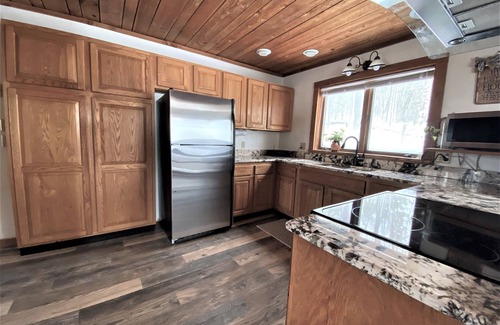 Camptown Cabin | Gorgeous views -Beautiful pond - Fishing- Swimming- Privacy -Pet Friendly-Hiking