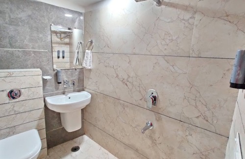 Rajula Hotel | Goroomgo Arsh Plaza Rajula