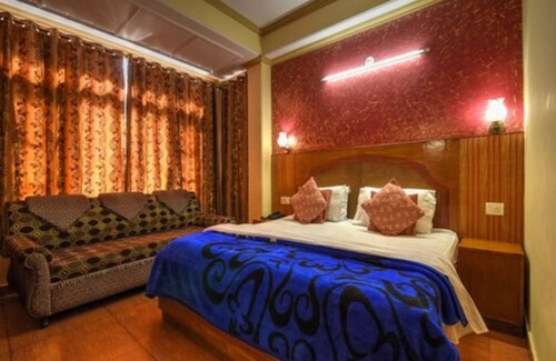 Knollswood Hotel | Goroomgo King Palace Shimla