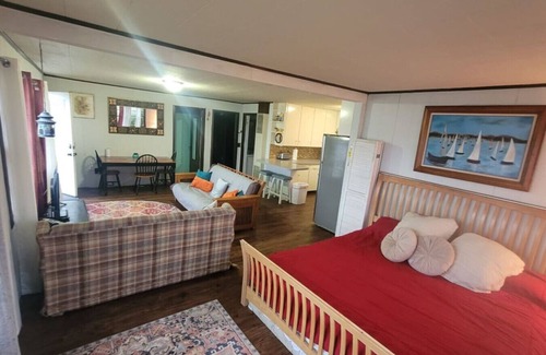 Grand Rapids Apartment | Gr Sunshine Lakefront Cottage · Lakefront King bed firept, hot swim pool spa, swim