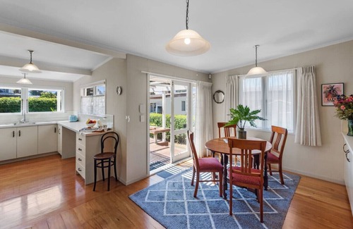 Tauranga South House | Graceful Character Cottage In The Leafy Avenues