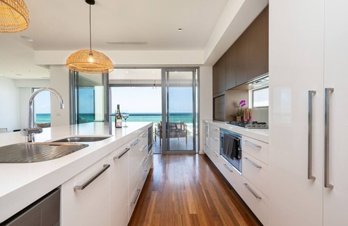Melbourne House | Gracie on the Beach | Luxe with Water Views