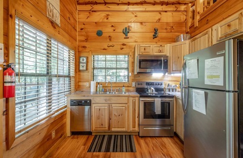 Trenton House | Grady`s Hideaway | Rustic Cabin + Private Hot Tub | Sleeps 4