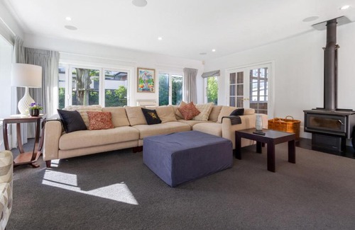 Fendalton Apartment | Grand 5-Bedroom Villa in Fendalton