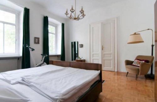 Stuwerviertel Apartment | Grand, Central 2BR Apartment