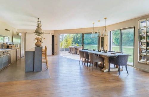 Neuilly-sur-Seine Apartment | Grand Luxury in Neuilly with Riverside Greenery Views of Île de Puteaux