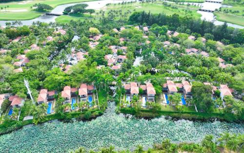 Jiyang Resort | Grand Metropark Villa Resort Sanya Yalong Bay - Beach shuttle and Singer performance