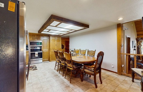 Twin Peaks Cabin | Grand Mountain Retreat w/Piano, Fast WiFi, Fireplace, Private Deck