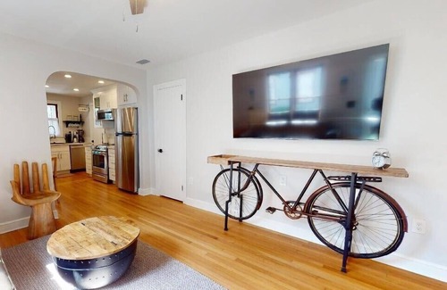 Downtown Historic District House | 💲Grand Oak - Renovated 1885 Queen Anne - 1 Block Stroll to Historic DT - Beach only 3 Mi💲