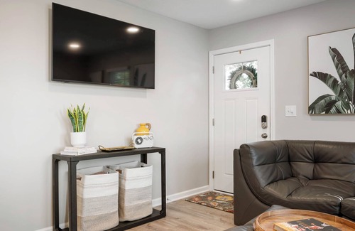 Westfield House | Grand Park Cottage - sleeps 12 steps from Grand Park