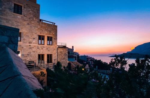 Kamari House | Grande Grotta House