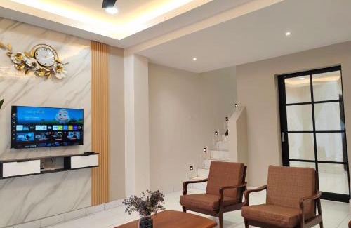 Alor Gajah House | GRANDE MAISON 4 Near AFamosa Waterpark Fully Air Conditioned