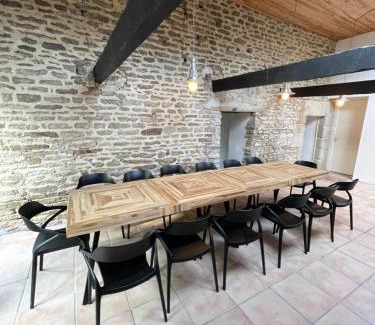 Rosporden House | Grande maison 20 min plage, 14 personnes, 5 SDB, literie grand confort