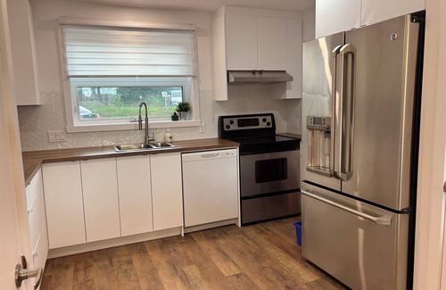 Desjardins Apartment | Grandiose!, Ground floor, 3 Bedrooms! Vue Chateau! Renovated, Air-conditioned, Free parking