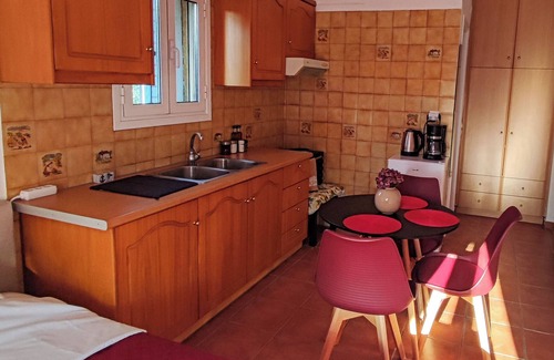 Dirfys-Messapia Apartment | Grandma’s Pine Apartments – Twin-Bed Studio