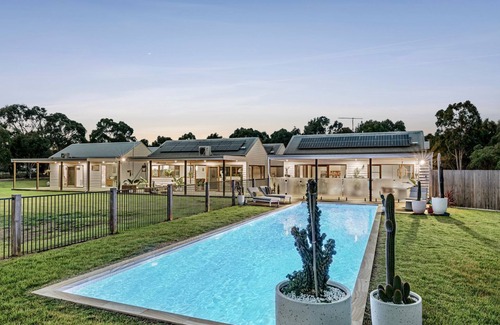Torquay House | Grasslands Estate with Pool