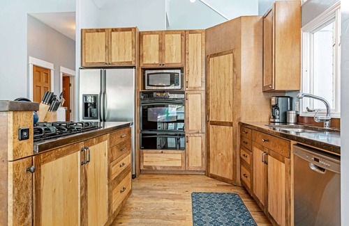 Avon House | Great Dates & Rates For Feb-March! Bring the Whole Family to Our Dog Friendly, 5BR Home This Season