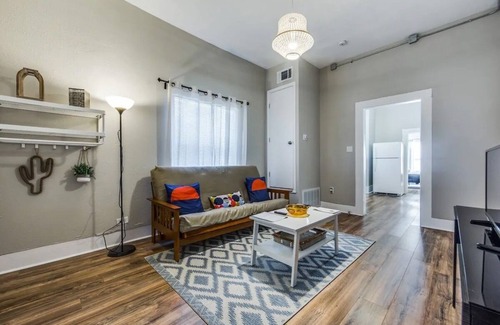 Midtown Apartment | *Great Downtown, Riverwalk & Pearl 2 Bedroom!*