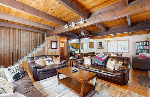 Truckee House | Great family home near Tahoe Donner with a shared pool, tennis court & hot tubs