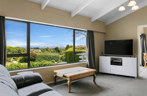 Waipahihi House | Great for Corporate, Family and Business guests