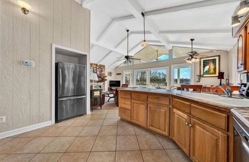 High Point House | Great Getaway! DOG FRIENDLY + HOT TUB! Come Visit 'Piccolo Nido A Lago'!