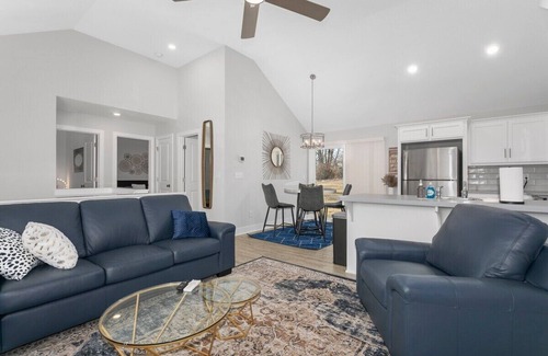 Claycomo House | Great home with King Beds/Wifi/Safe