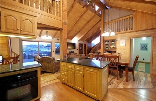 Ptarmigan Mountain House | Great House w/Huge Deck & Hot Tub by Factory Outlets & Free Shuttle 6 Ski Areas