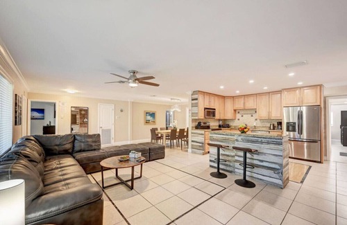 Hollywood Lakes House | Great Location Heated Pool near Hollywood Beach