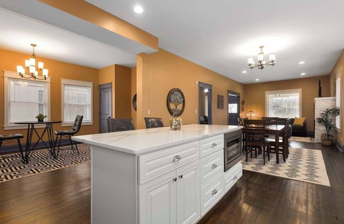 Broadway Gillham House | Great Location|Perfect for 30 day stays|4BR+WiFi